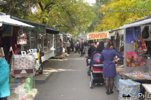 Продуктовый рынок у стадиона Локомотив на пр. Стачки