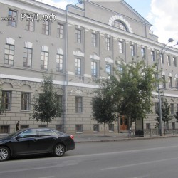 Около здания Госбанка (пр. Соколова)